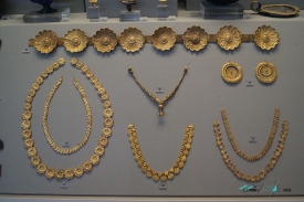 Golden jewelry from Dendra from tholos tomb and tomb 