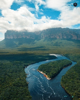 Vista del Auyantepuy Parque Nacional Canaima en Venezuela.jpeg